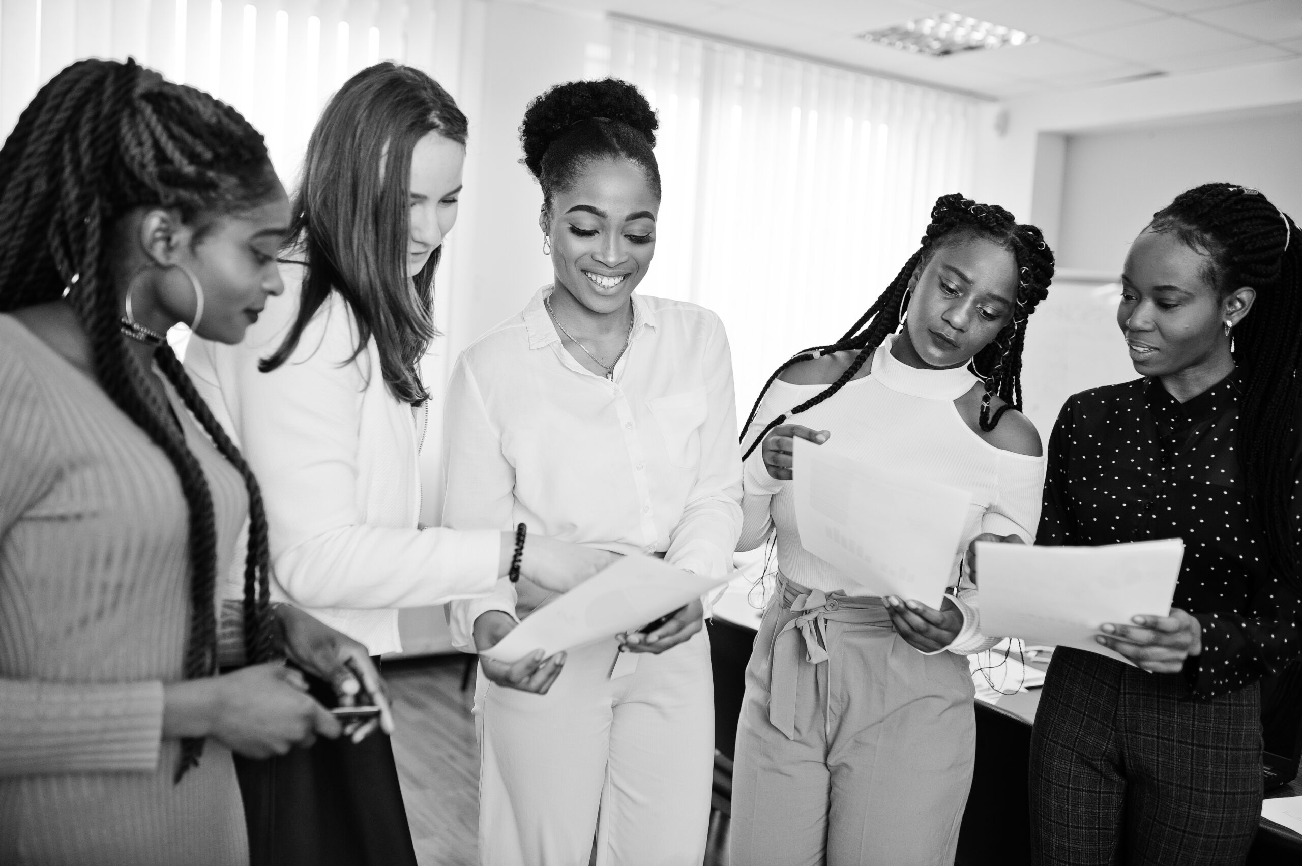 Photo Noir et Blanc femmes d'affaires en train de discuter d'affaires